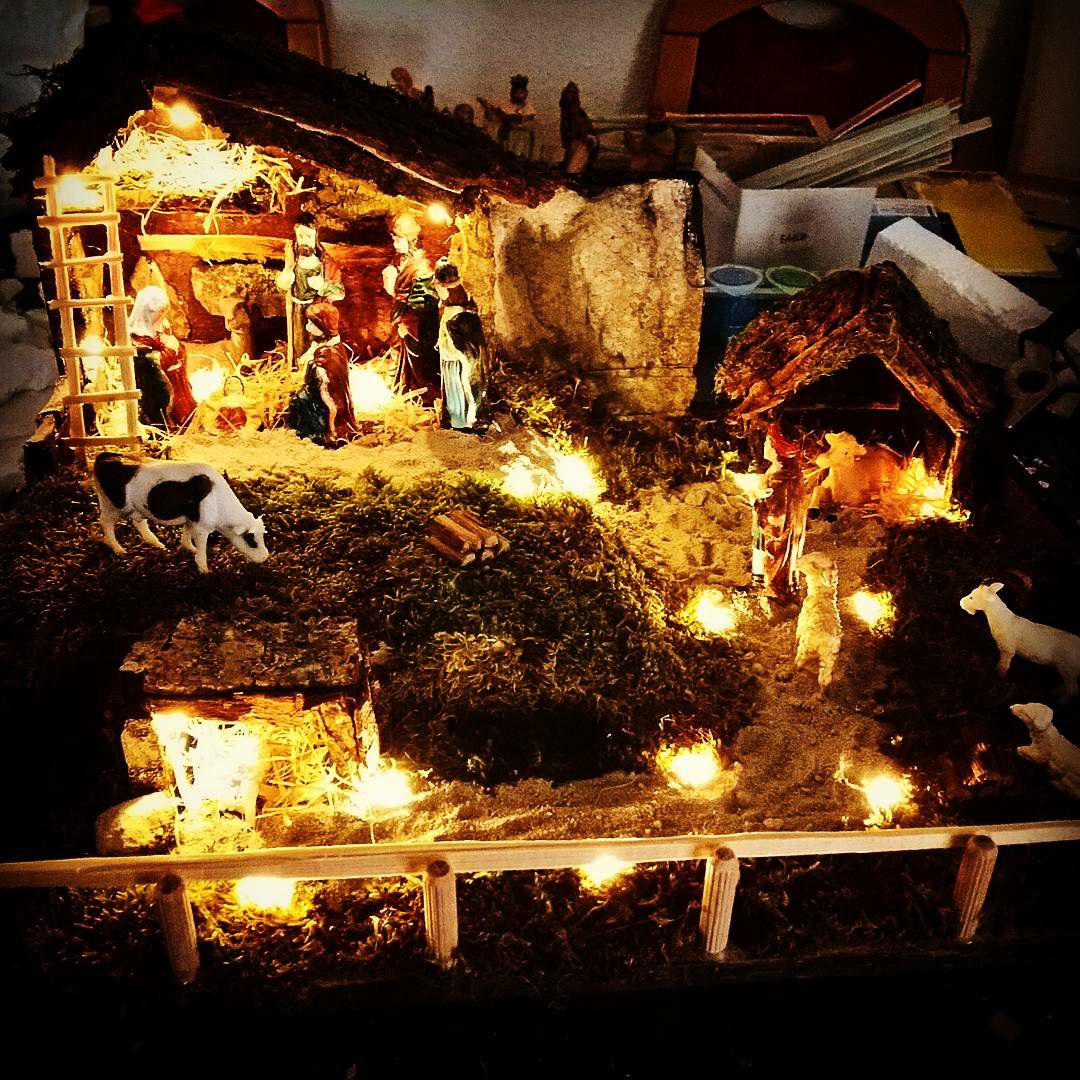 Ivan Ivić – Izrada figurica i bojenje te postavljanje 20 LED lampica bili
su najzahtjevniji zadatak na ovim jaslicama. Da ih dovrši trebalo mu je
deset sati rada.