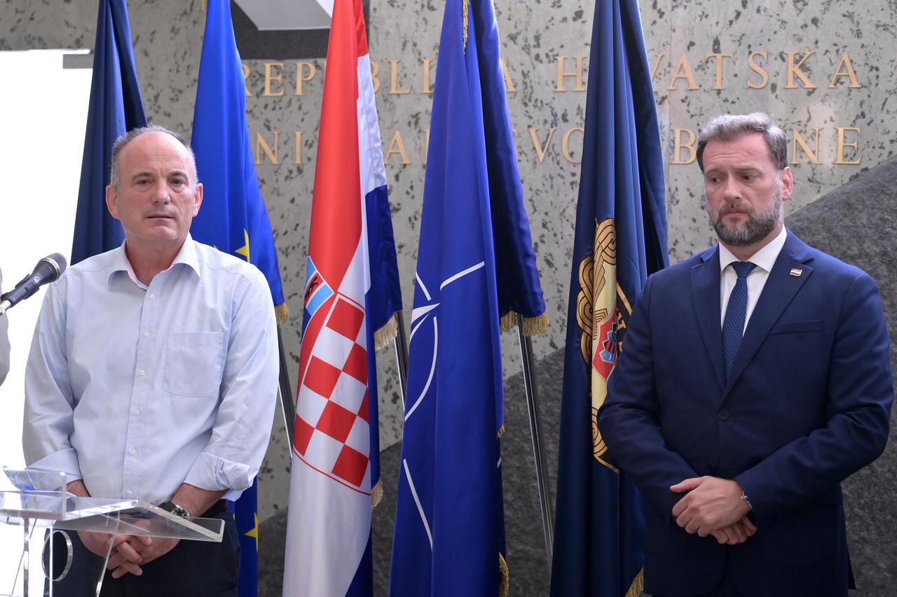 Zagreb: Konferencija za medije o remontu protupožarnih aviona