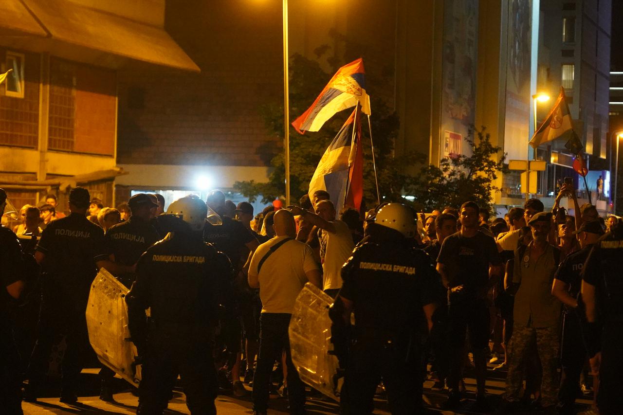 Beograd: Kordon žandarmerije razdvaja građane i članove SNS-a na Novom Beogradu