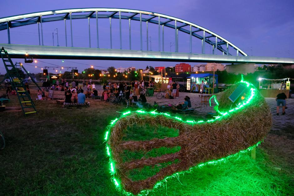 Zagreb: Instalacija slamnatog soma u sklopu Green river festivala čija se rasvjeta napaja solarno