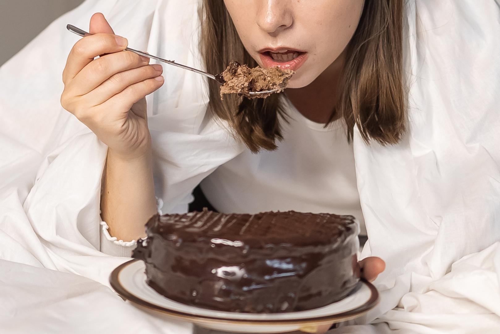 Šećer, šećer, šećer: Većina čokoladica prepuna je dodanog šećera: mliječna u prosjeku oko 51 gram na 100 grama, a i tamna sa 70 do 85 posto kakaa često ima 24 grama u 100 grama proizvoda. U prehrani koja je ionako puna skrivenih šećera, čokolada je dodatni teret. Navika 'kockica poslije ručka' brzo se pretvara u višak kalorija.