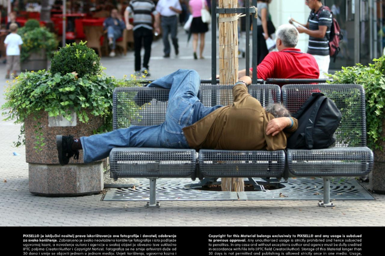 '23.08.2009., Zagreb - Beskucnik je u snu zagrlio klupicu na Cvjetnom trgu, ilustracija za gradske fotografije.  Photo: Goran Jakus/24sata'