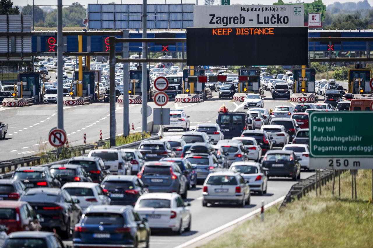 Velike gužve na cestama pred naplatom Lučko u oba smjera
