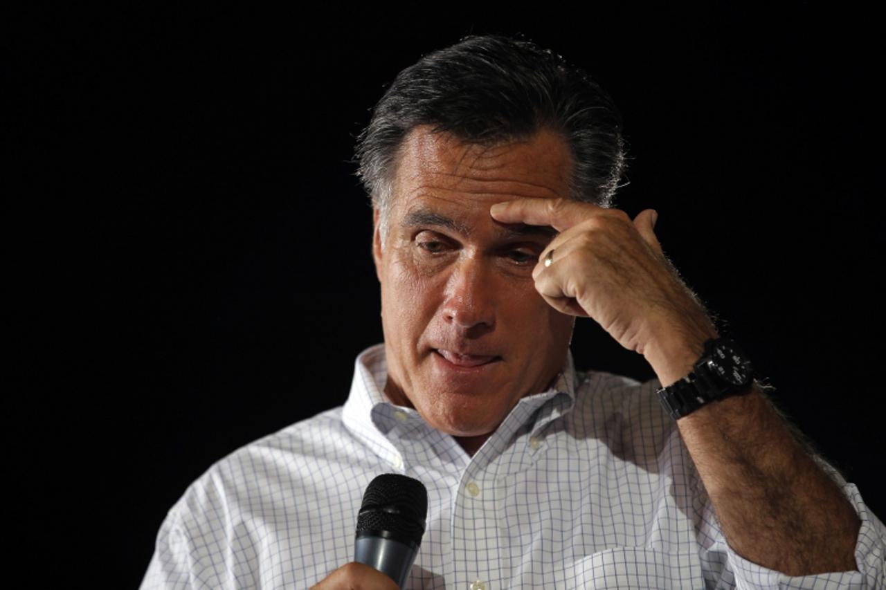 'Republican presidential candidate and former Massachusetts Governor Mitt Romney pauses while speaking at a campaign rally in Nashua, New Hampshire September 7, 2012.  REUTERS/Brian Snyder  (UNITED ST