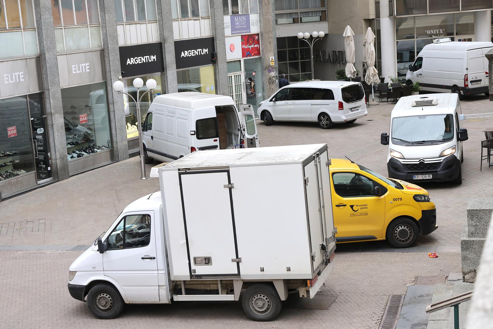 A kako bi se na vrijeme opskrbili brojni Zagrepčani su pohrlili na zagrebačku tržnicu Dolac.