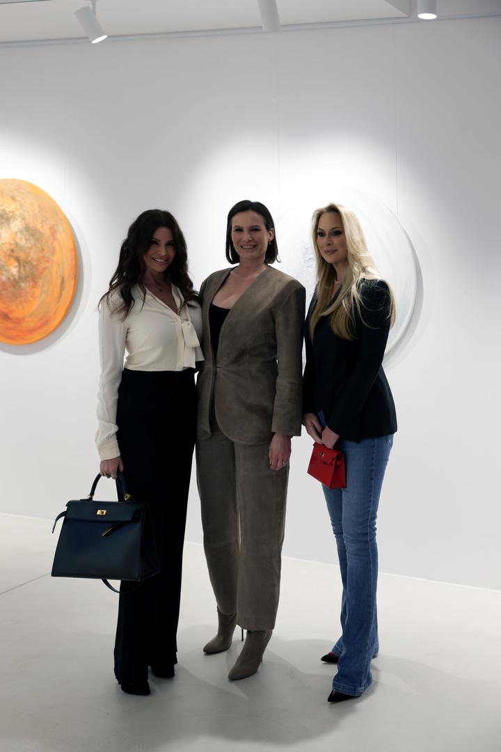 Otvorena je prva samostalna izložba Kristine Bradač Radić pod nazivom THE SUN HEALS ME, BUT THE MOON FEELS ME, koja je od 10. travnja do 1. svibnja 2026. dostupna za posjet u Zen Contemporary Art Gallery. 