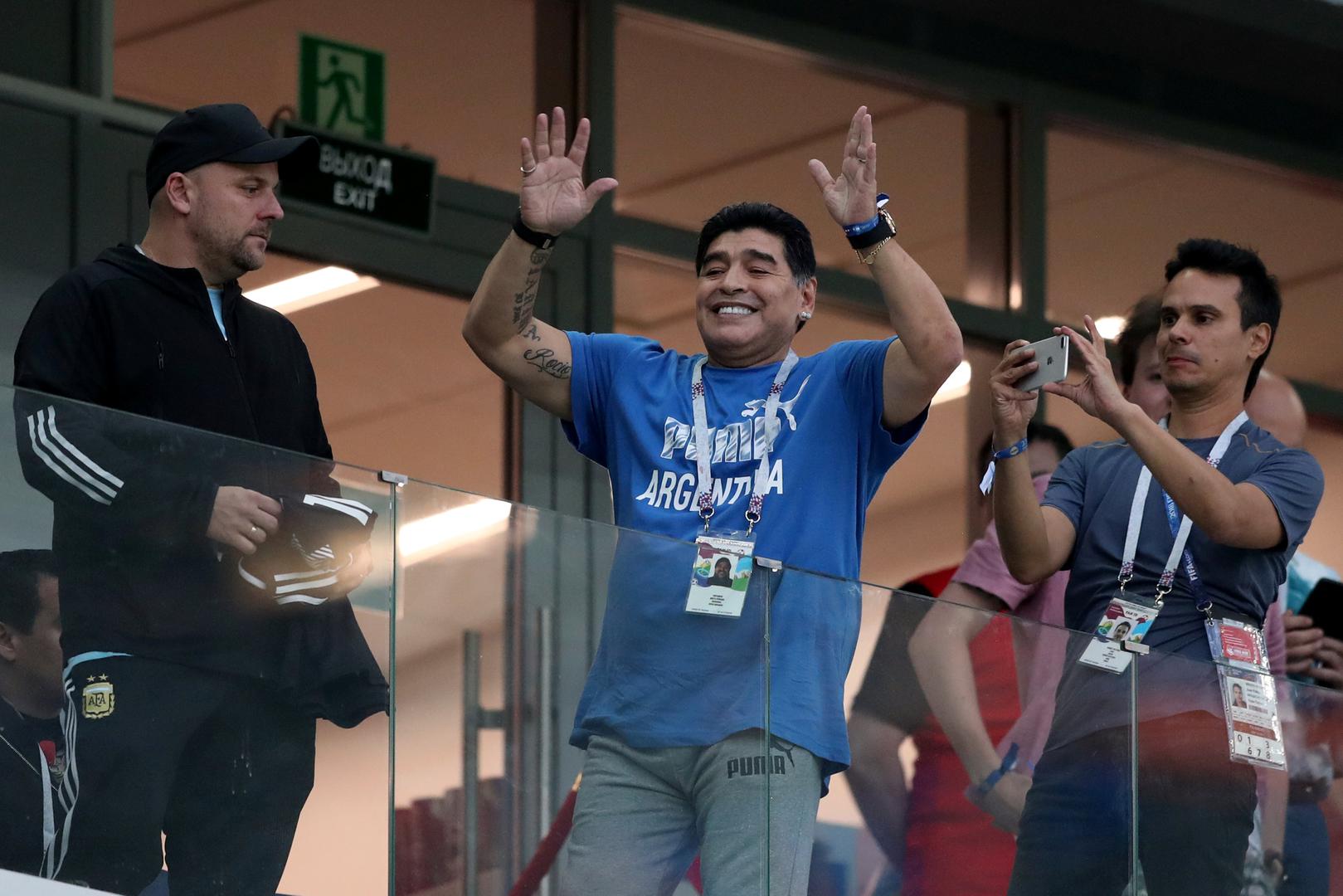 Inače, Maradona je napravio šou i u prvoj utakmici Argentine kada je pušio na stadionu, iako je to strogo zabranjeno.