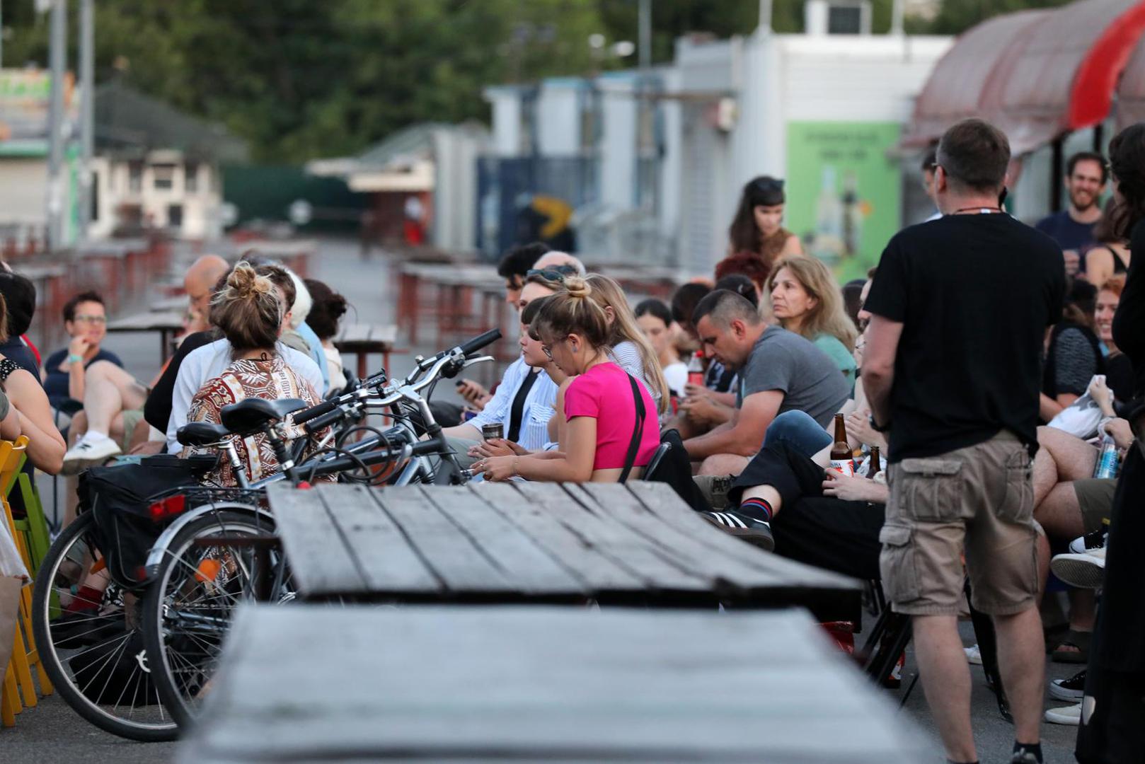 U sklopu prve filmske večeri prikazana su dva filma Pošast i Velika nadanja o zajednicama koje se suočavaju s rapidnom transformacijom suvremenih gradova u kojima za mnoge vise nema mjesta. 
