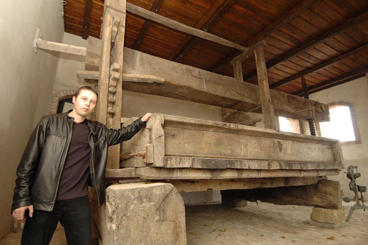 '03.11.2010., Cakovec- Ministarstvo turizma dodijelilo 700 000 kn malim obrtnicima koji cuvaju medjimursku bastinu i turizam. Kresimir Lovrec sa starom presom (u pozadini). Photo: Vjeran Zganec Rogulj