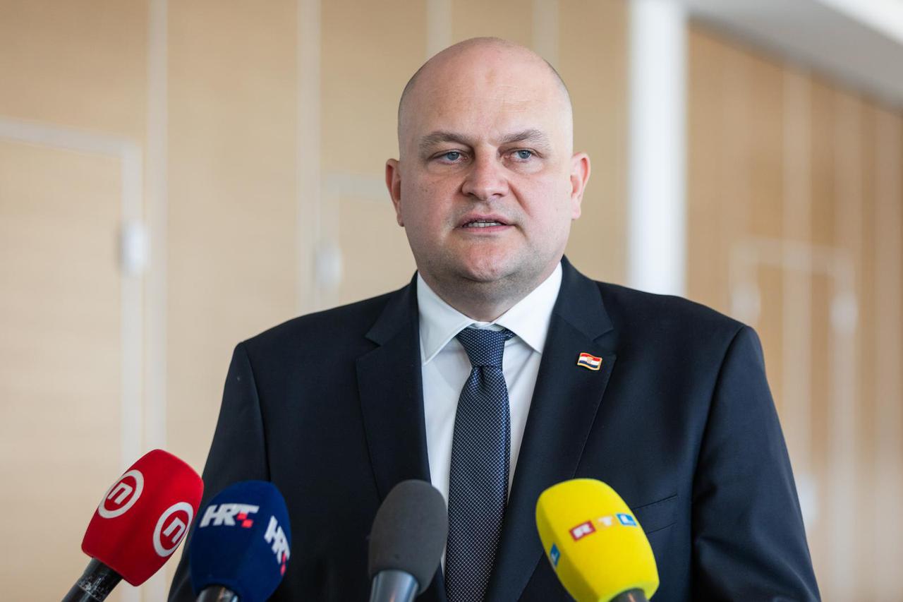 Dubrovnik: Ministar Ante Šušnjar na konferenciji za medije o temi naknade za priključenje na električnu energiju