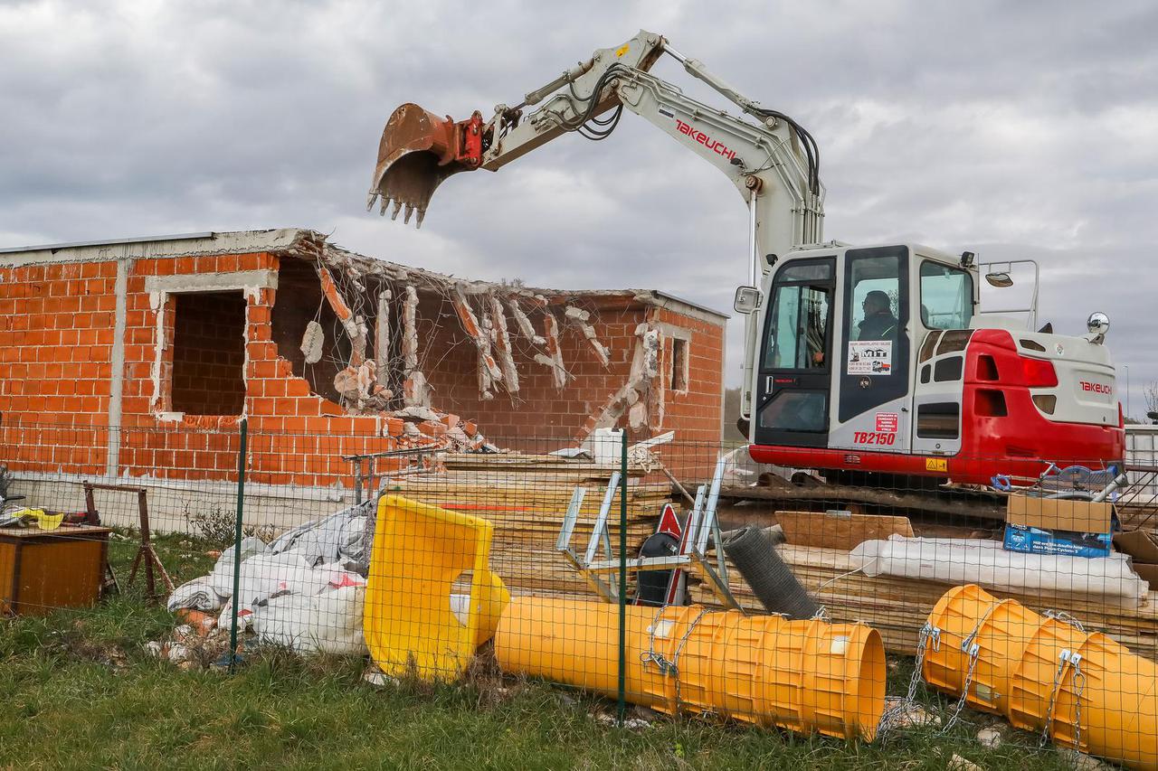 Pula: Rušenje bespravno izgrađenih objekata u naselju Šikići