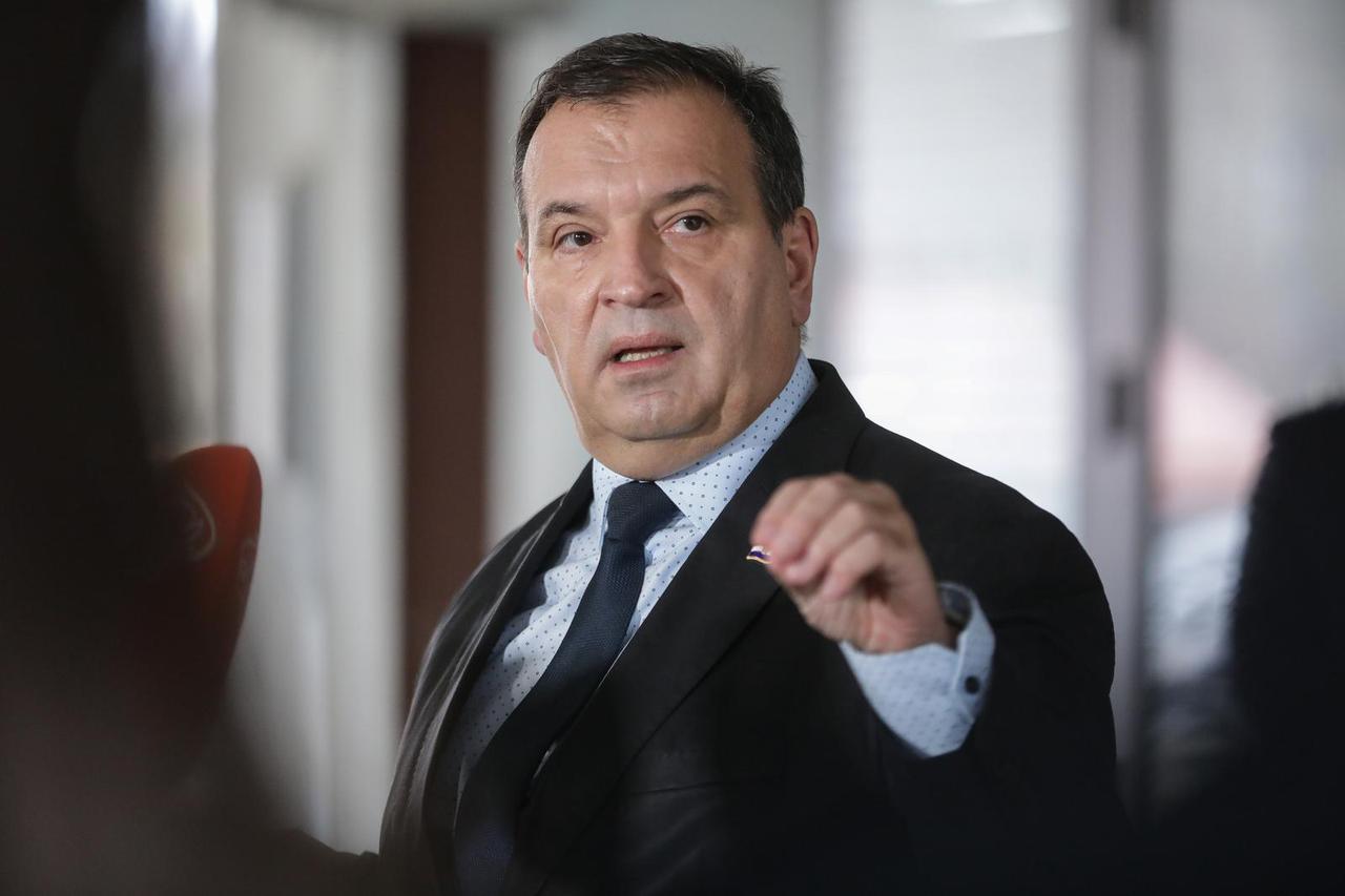 Zagreb: Ministar Beroš se obratio medijima nakon sastanka o skraćivanju listi čekanja za usluge