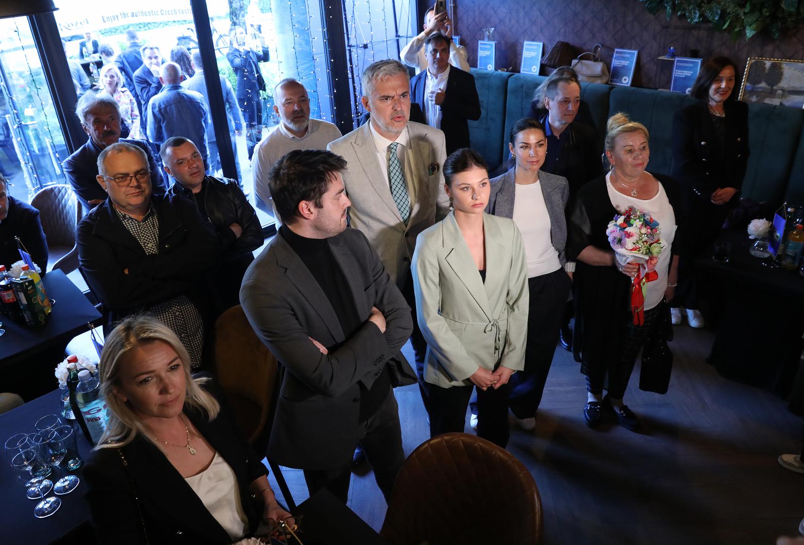 U stožeru Marije Selak Raspudić, nakon objave izlaznih anketa koje je svrstavaju na drugo mjesto u Zagrebu s 14,91% osvojenih glasova, atmosfera je bila pomiješana – s dozom zadovoljstva zbog plasmana, ali i opreznog očekivanja daljnjih rezultata.