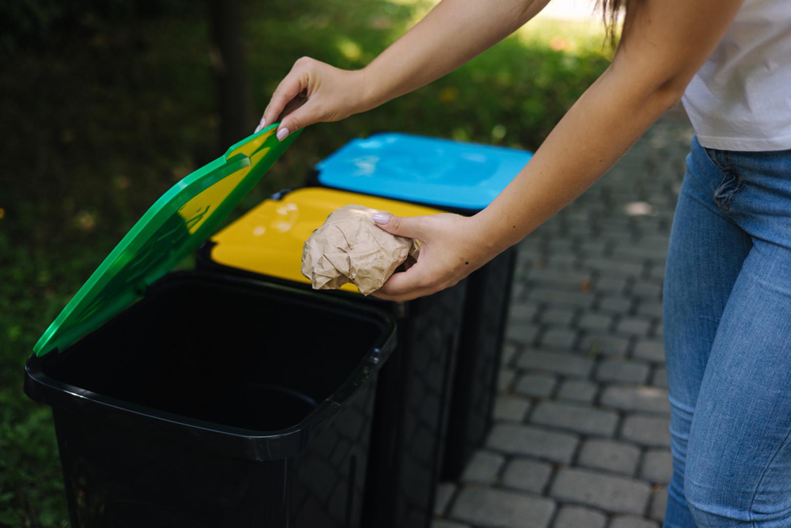 Odvajajte otpad: Pravilno razvrstavanje papira, plastike, stakla, metala i biootpada važan je korak u smanjenju količine smeća koje završava na odlagalištima. Kada se otpad odvaja, veća je mogućnost da se materijali ponovno iskoriste ili recikliraju. Ta navika u domu može se vrlo brzo usvojiti, osobito ako su kante ili vrećice za odvajanje lako dostupne.