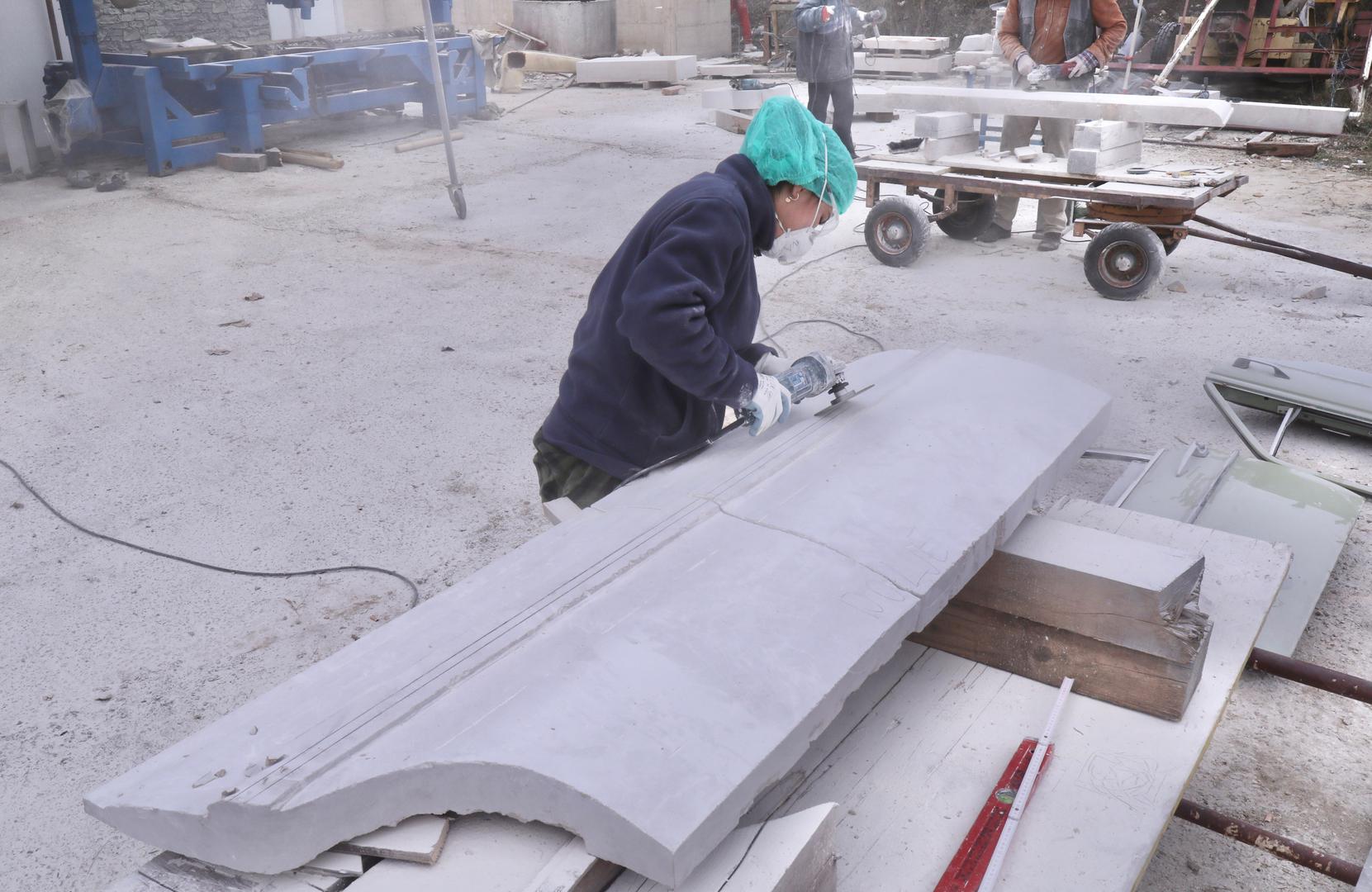 07.02.2024.,Imotski-Vrijedne ruke mladih umjetnika Roka Drzislava Rebica,,Emire Becirovic iz Ljubljane Karla Mrvosa iz Rijeke,Ive Japec i i Frana Marka Vlahinica iz Zagreba,uz nadzor inicijatora Ivana Topica Note svakodnevno klesu detalje spomenika Mercedesu koji se trebaju sklopiti i biti izlozeni ovog ljeta u Imotskom. Photo: Ivo Cagalj/PIXSELL