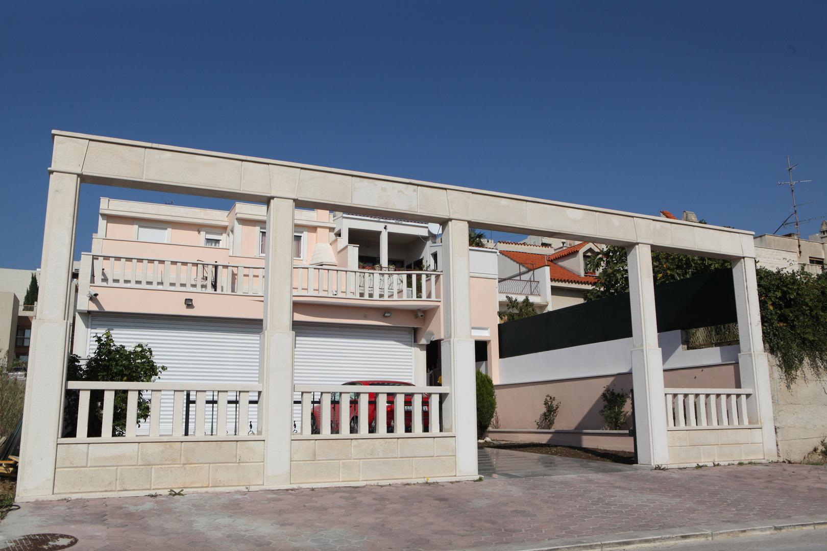 Fani i Željko danas žive na splitskim Mejama u luksuznoj vili, dok je njegova bivša supruga izabrala drugi kraj grada – Trstenik. Njezina kuća nalazi se odmah preko puta luksuznog hotela Radisson Blu.