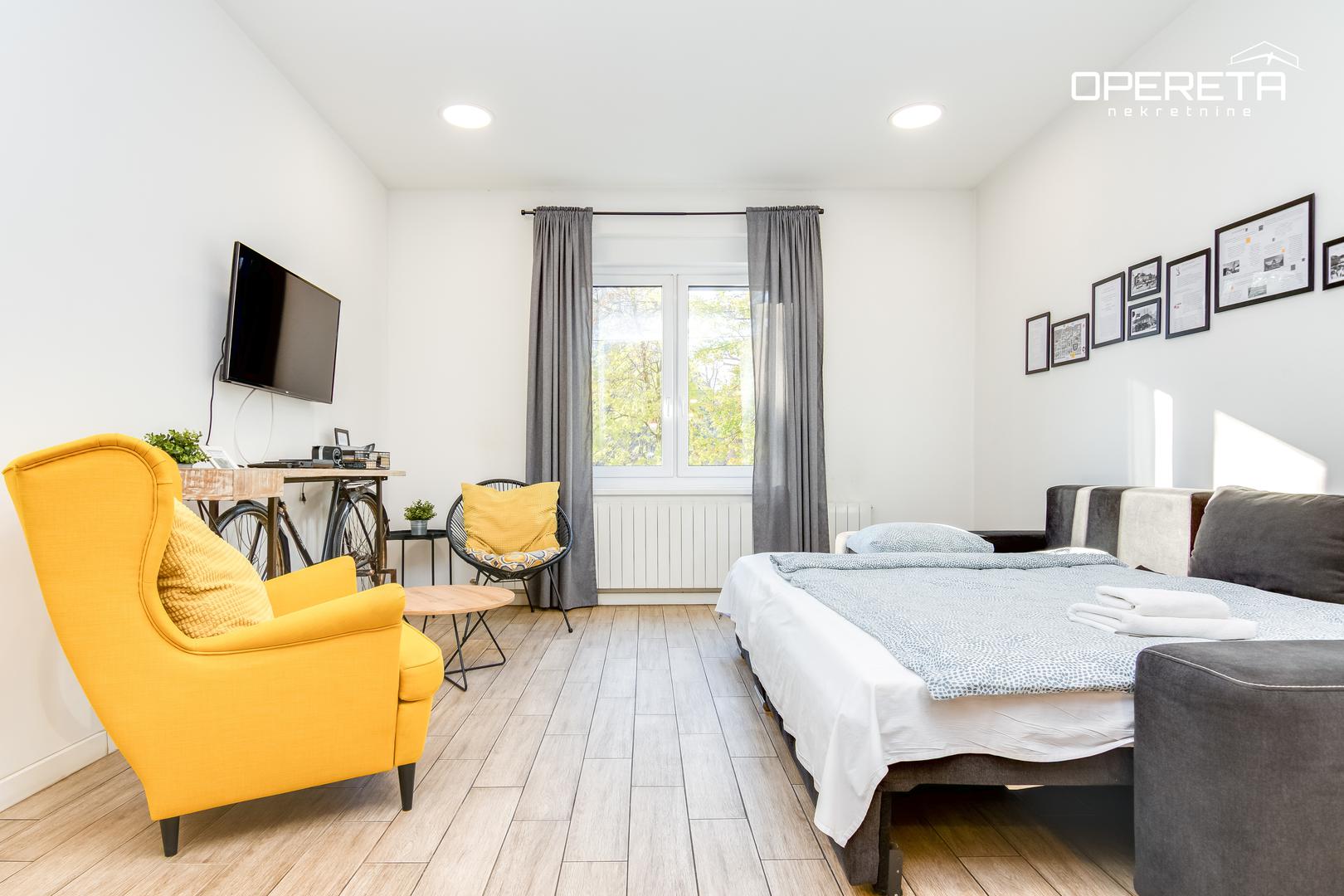 Studio apartman (cca 30 m²)se sastoji od ulaznog prostora, kupaonice i openspace prostora za spavaći i dnevni dio s kuhinjom.