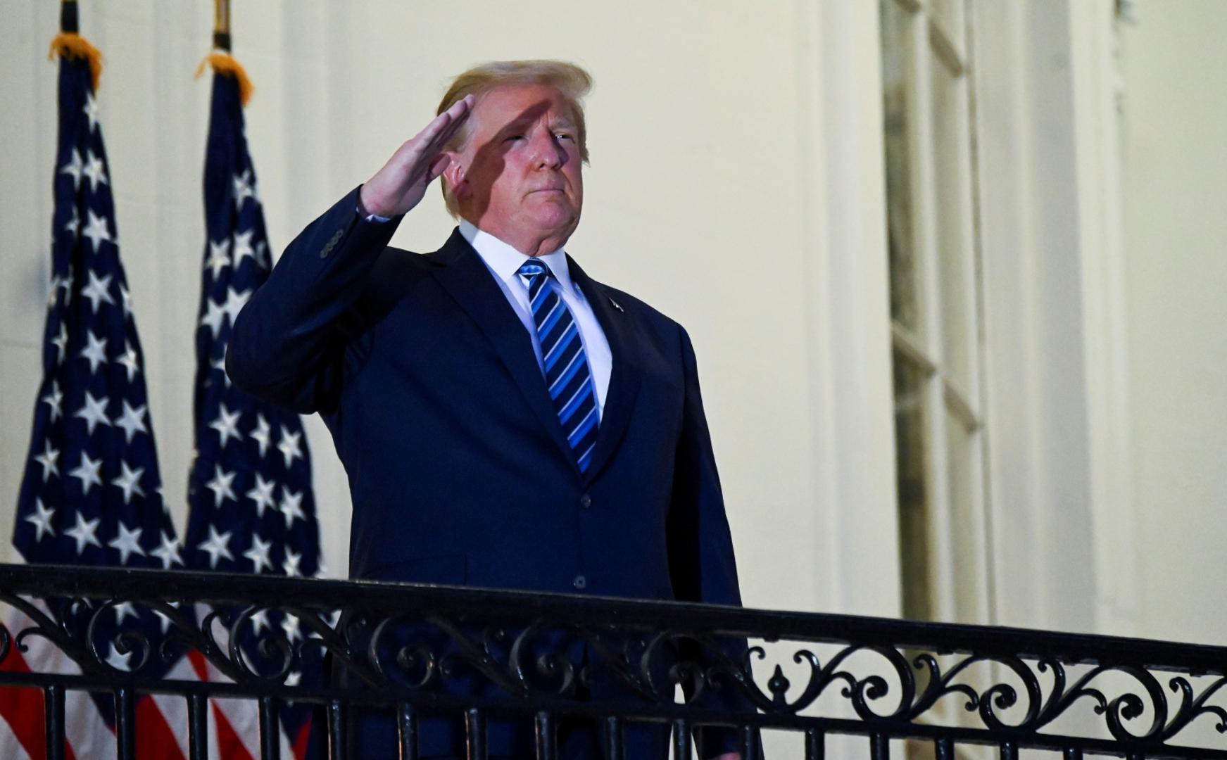 FILE PHOTO: U.S. President Donald Trump poses without face mask as he returns to the White House after being hospitalized at Walter Reed Medical Center for coronavirus disease (COVID-19), in Washington FILE PHOTO: U.S. President Donald Trump salutes as he poses without a face mask on the Truman Balcony of the White House after returning from being hospitalized at Walter Reed Medical Center for coronavirus disease (COVID-19) treatment, in Washington, U.S. October 5, 2020. REUTERS/Erin Scott/File Photo ERIN SCOTT