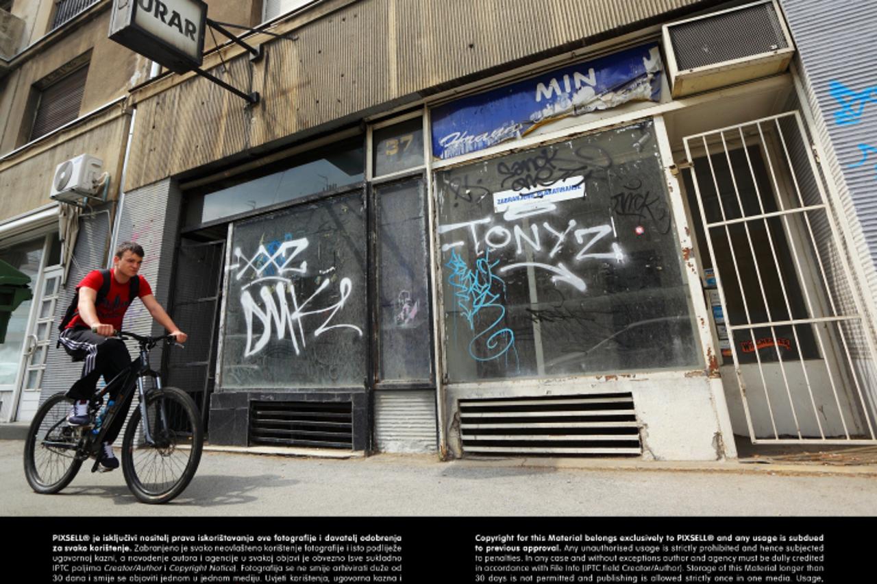 '10.06.2013., Zagreb - Zvonimirova - mrtva ulica. Zbog loseg poslovanja, a ponajvise uzrokovanog  sve vecim brojem shopping centara u Zagrebu, veliki broj trgovina izvan najstrozeg centra zatvara svoj