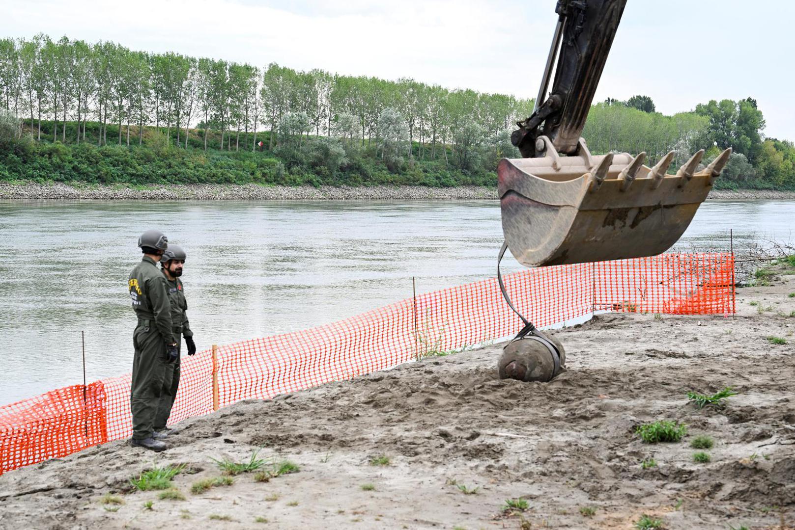 Members of the Italian army remove a World War Two bomb that was discovered in the dried-up River Po which has been suffering from the worst drought in 70 years, in Borgo Virgilio, Italy, August 7, 2022. REUTERS/Flavio Lo Scalzo Photo: FLAVIO LO SCALZO/REUTERS