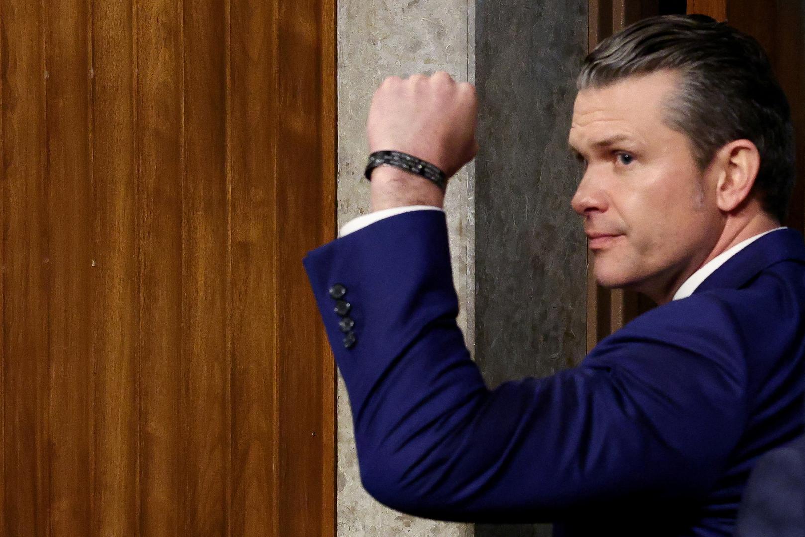 Hegseth, bivši komentator televizijske mreže Fox News, na svom je saslušanju u Senatu porekao optužbe iz policijskog izvješća da je seksualno napao ženu na konferenciji u Kaliforniji 2017. Nije podignuta optužnica, a on se privatno nagodio s navodnom žrtvom, no optužbe kompliciraju njegovo potvrđivanje. U prošlosti se također protivio tome da žene imaju borbene uloge u vojsci, no odustao je od tog stava na saslušanju u utorak.