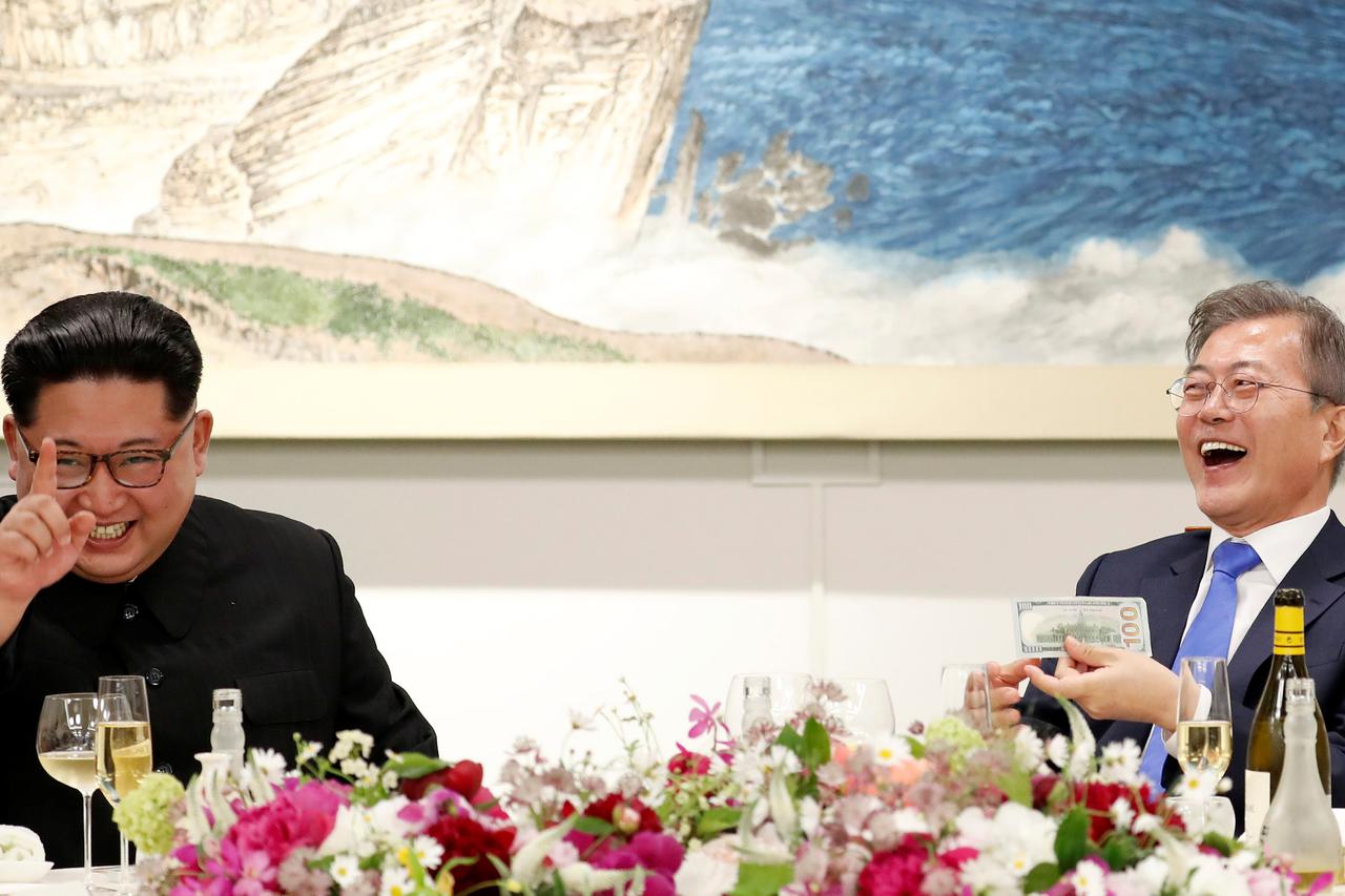 Sjevernokorejski čelnik Kim Jong-un (lijevo) i južnokorejski kolega Moon Jae-in dobro su se zabavljali