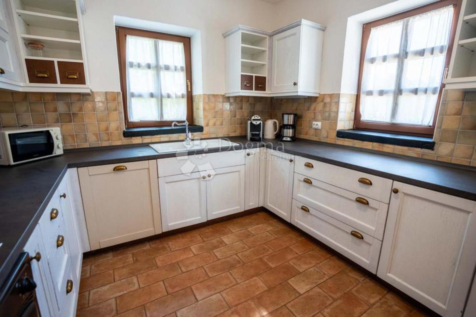  Kuhinja je u potpunosti opremljena svim aparatima, a podovi u sobama su drveni, dok su ostali podovi obloženi keramičkim pločicama. Stropovi su ukrašeni dekorativnim drvenim gredama, što pridonosi autentičnom istarskom ugođaju.

