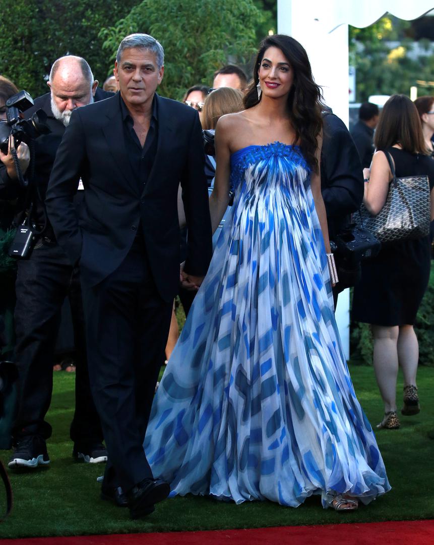 Slavna odvjetnica i supruga poznatog glumca, Amal Clooney, na crveni tepih premijere filma Suburbicon u Los Angelesu došla je u "običnoj" haljini i zablistala. 