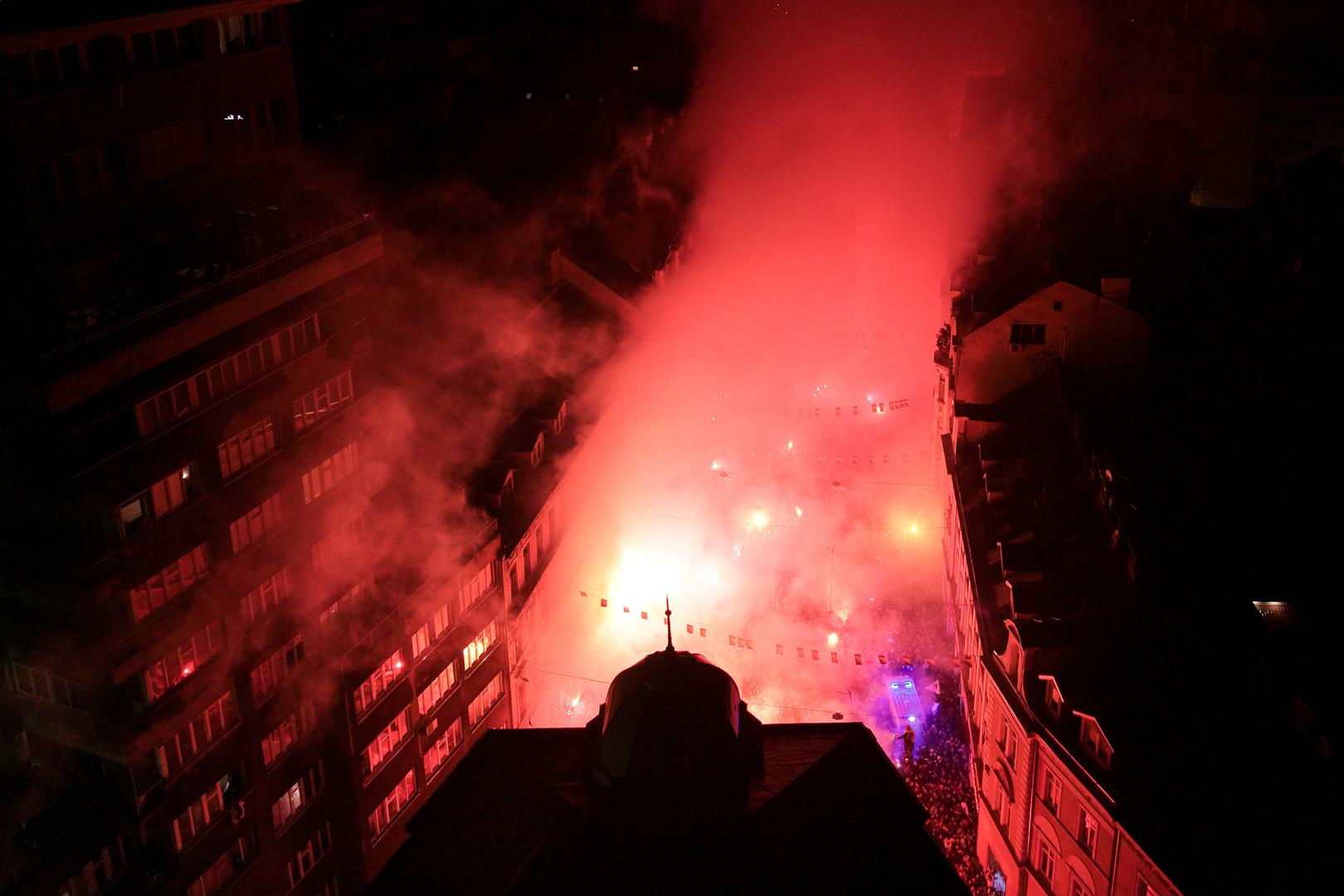 Bila je to noć kakvu Sarajevo dugo nije doživjelo, noć u kojoj san nije dolazio na oči. Iako je sat otkucavao tri sata iza ponoći, srce glavnog grada Bosne i Hercegovine kucalo je jače nego ikad. Ispred Vječne vatre slila se rijeka ljudi, deseci tisuća navijača iz svih krajeva zemlje i dijaspore, kako bi pozdravili heroje koji su naciji donijeli neizmjernu radost. 
