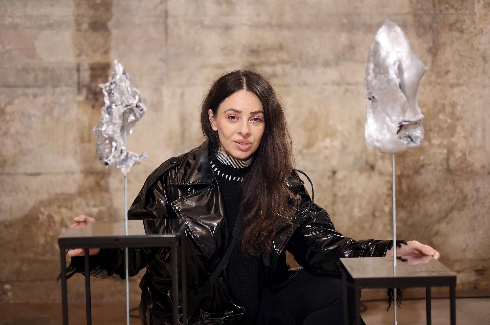 Izložba Dream Waves: Undercurrent Noise postavljena je u zapadnom dijelu Dioklecijanovih podruma i otvorena je za posjetitelje svakodnevno od 9 do 17 sati do 13. ožujka