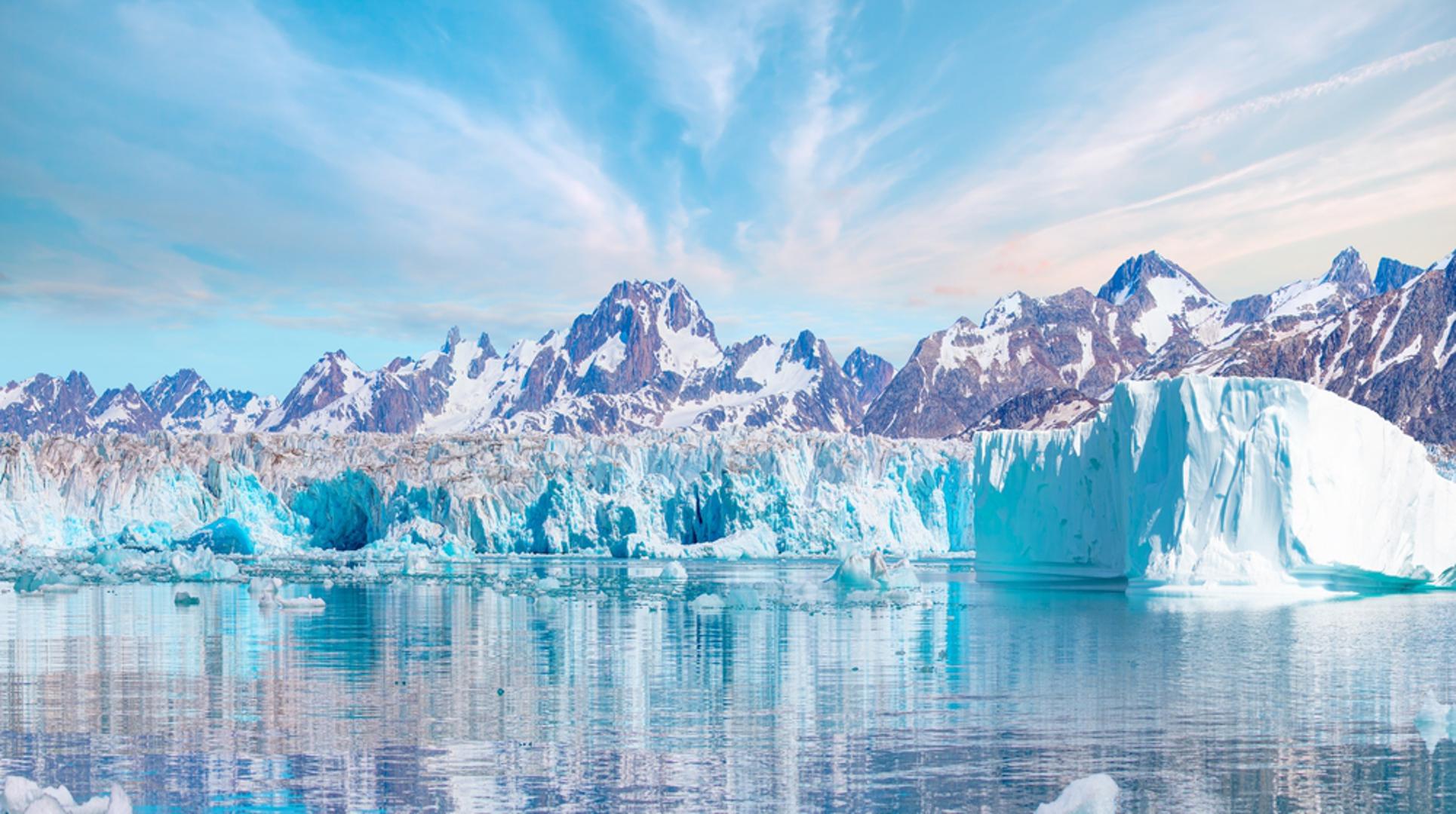 Oko 80 posto kopna prekriva ledeni pokrov: Gotovo 80 posto Grenlanda prekriveno je golemim ledenim pokrovom (Greenland Ice Sheet).  Njegova je prosječna debljina oko 1,67 km, a na nekim mjestima prelazi 3 km. Zato unutrašnjost otoka izgleda kao drugi planet i uglavnom je nenastanjena.