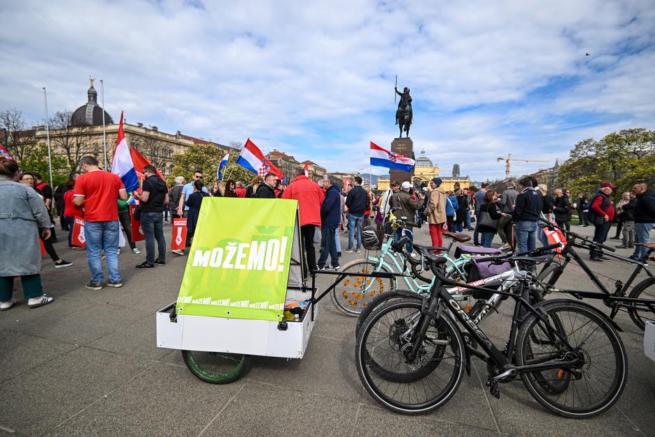 Zagreb: Okupljanje sudionika prosvjednog skupa 'Dosta je!'