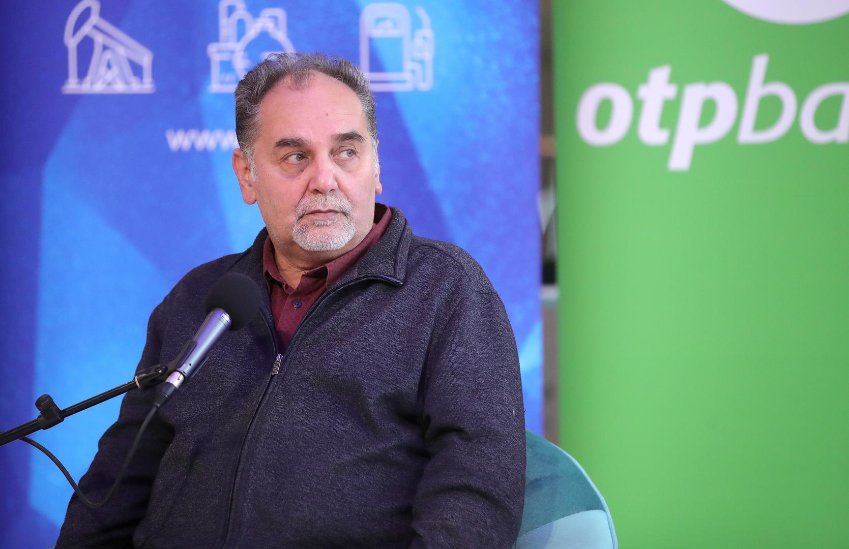 Karijeru je započeo 80-ih na Radiju 101 u "Zločestoj djeci", a na OTV-u emisijom "Malo morgen" stječe širu popularnost. Njegov stil temeljen na ironiji i društvenom komentaru stvorio mu je vjernu publiku.