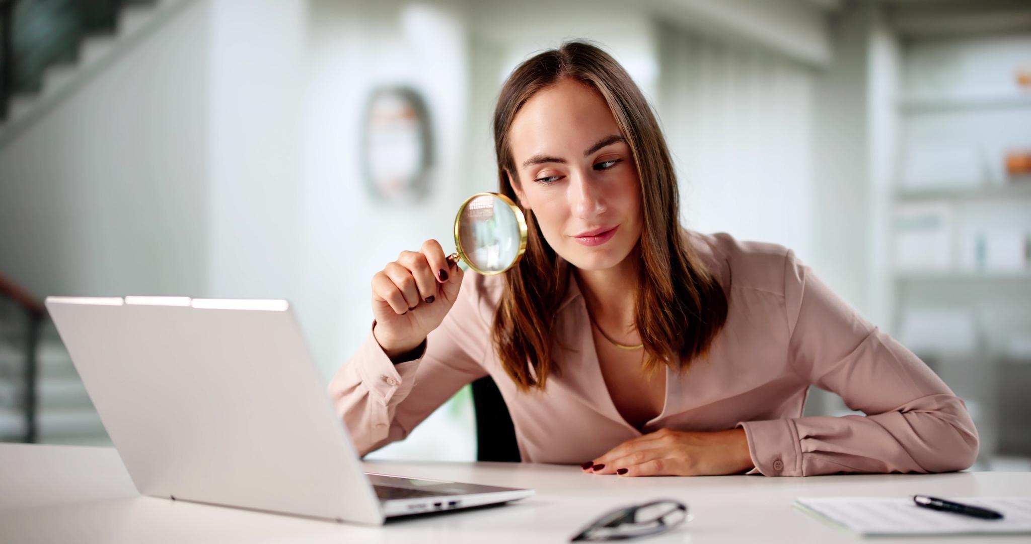 Jeste li se ikada pitali koji horoskopski znakovi imaju prirodni talent da postanu vrhunski detektivi? Astrolozi imaju odgovor i na to pitanje. Izdvojili su četiri znaka koja su najsklonija analiziranju i koja posjeduju vještine i osobine potrebne za uspješan detektivski rad. Ovi znakovi poznati su po svojim oštrim umovima, pažnji prema detaljima i urođenoj znatiželji, a sve su to ključne kvalitete za rješavanje složenih slučajeva, piše Acharya Ganesh.