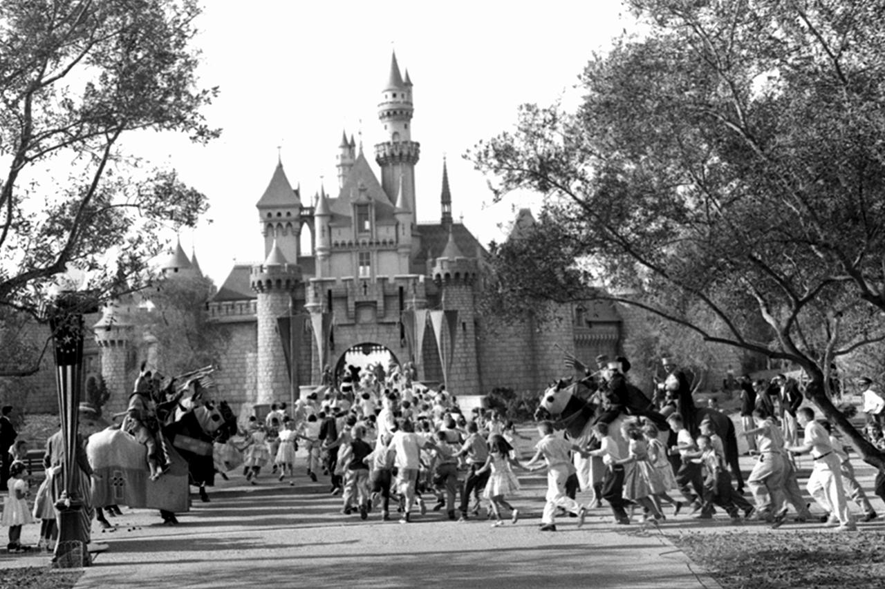 storyeditor/2026-10-13/1429362_071716-AP-tdih-disneyland-thumb.jpg