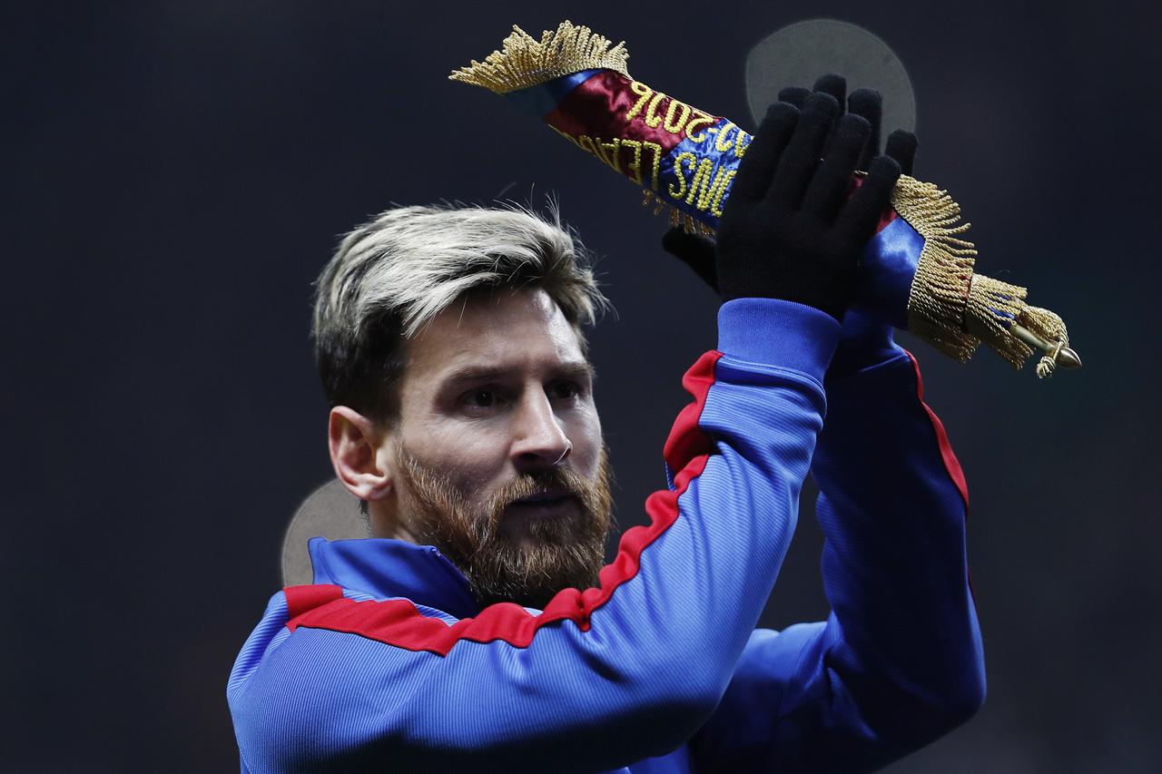 Britain Football Soccer - Celtic v FC Barcelona - UEFA Champions League Group Stage - Group C - Celtic Park, Glasgow, Scotland  - 23/11/16 Barcelona's Lionel Messi applauds fans before the game Action Images via Reuters / Lee Smith Livepic EDITORIAL USE O