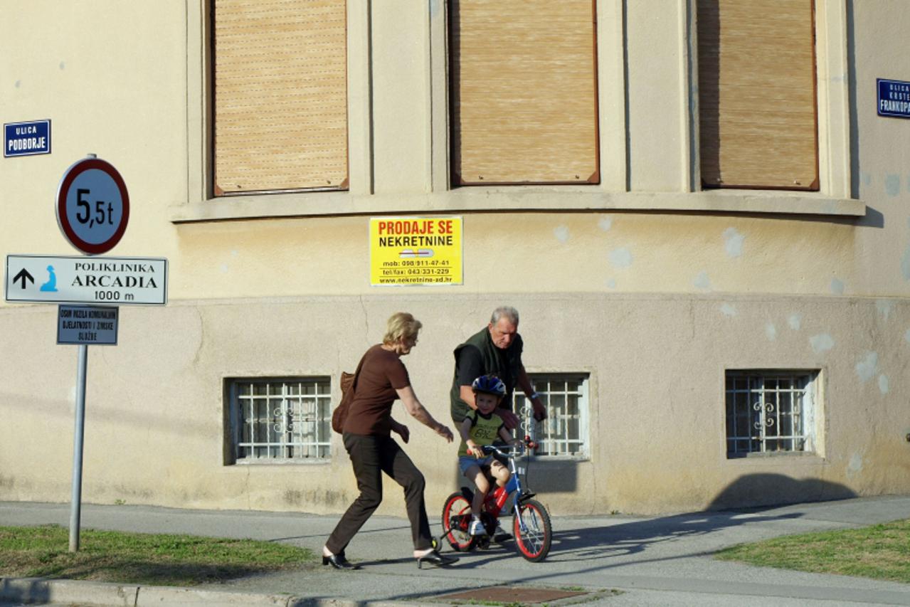 \'Podravina-bilogora, 31.5.2011. Daruvar Procelja desetina kuca u Daruvaru oblijepljenja su oglasima o prodaji Michael Palijan / VLM                         \'