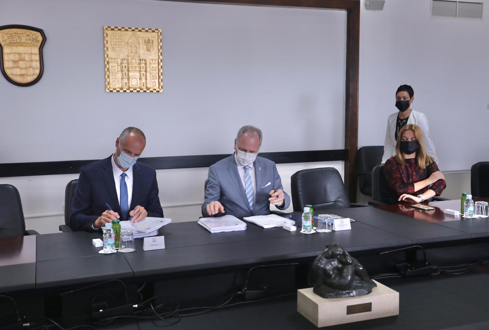 07.06.2021., Split - U Gradskom poglavarstu odrzana je primopredaja vlasti izmedju izabranog gradonacelnika Ivice Puljka i bivseg gradonacelnika Andre Krstulovica Opare. Ivica Puljak i Andro Krsutlovic Opara Photo: Ivo CagaljPIXSELL