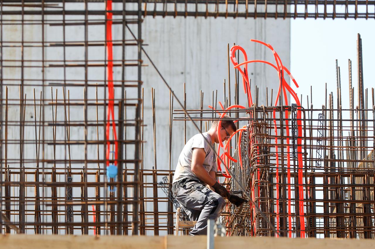 Zagreb: Unatoč visokim temperaturama radnici na gradilištima i dalje rade 