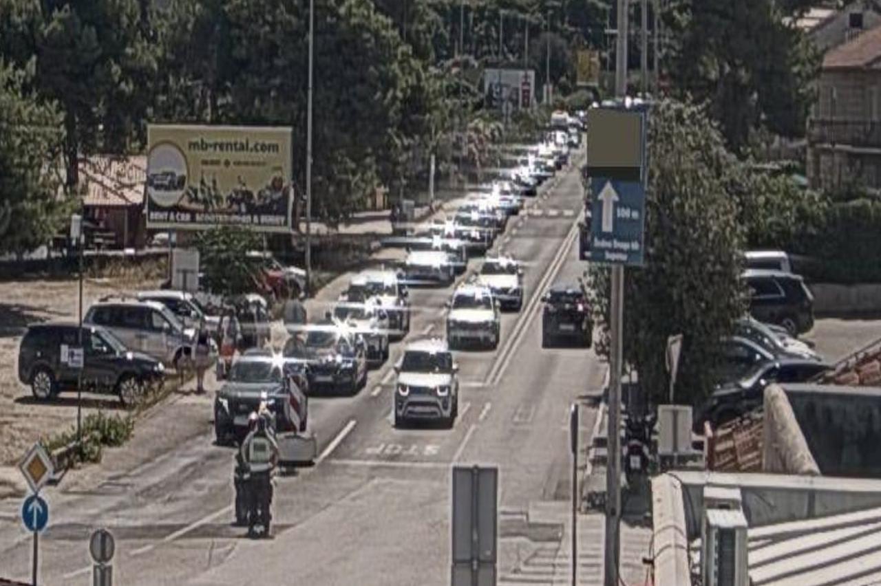 Blokada prometa u Supetru za trajekt