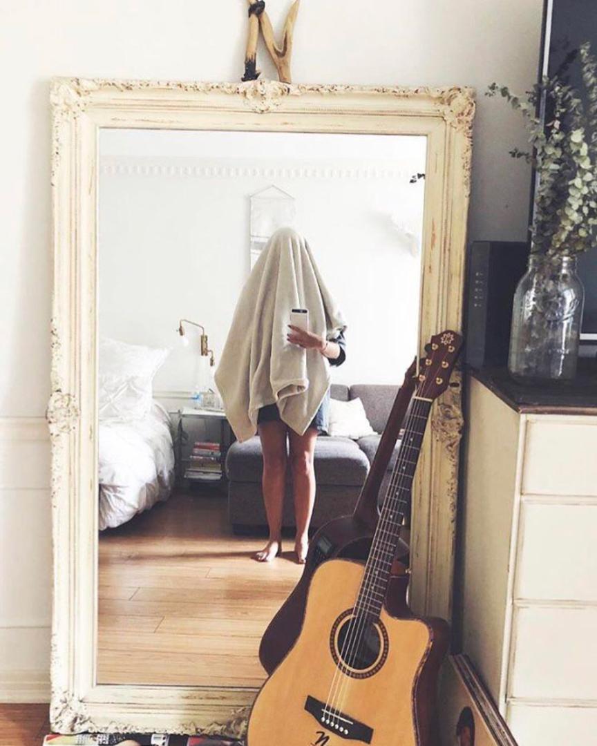 Korisnici društvenih mreža oduševljeni su fotografijama ljudi koji prodaju ogledala. Jer, realno, kako to može ispasti nego – smiješno?