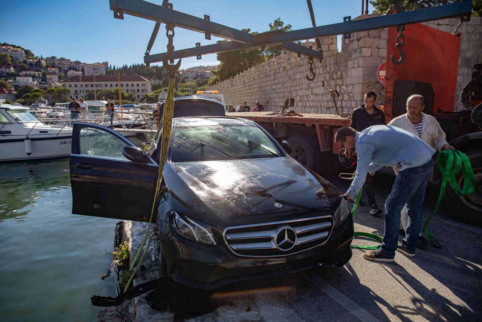 Skupocjeni automobil danas je izvađen iz mora.