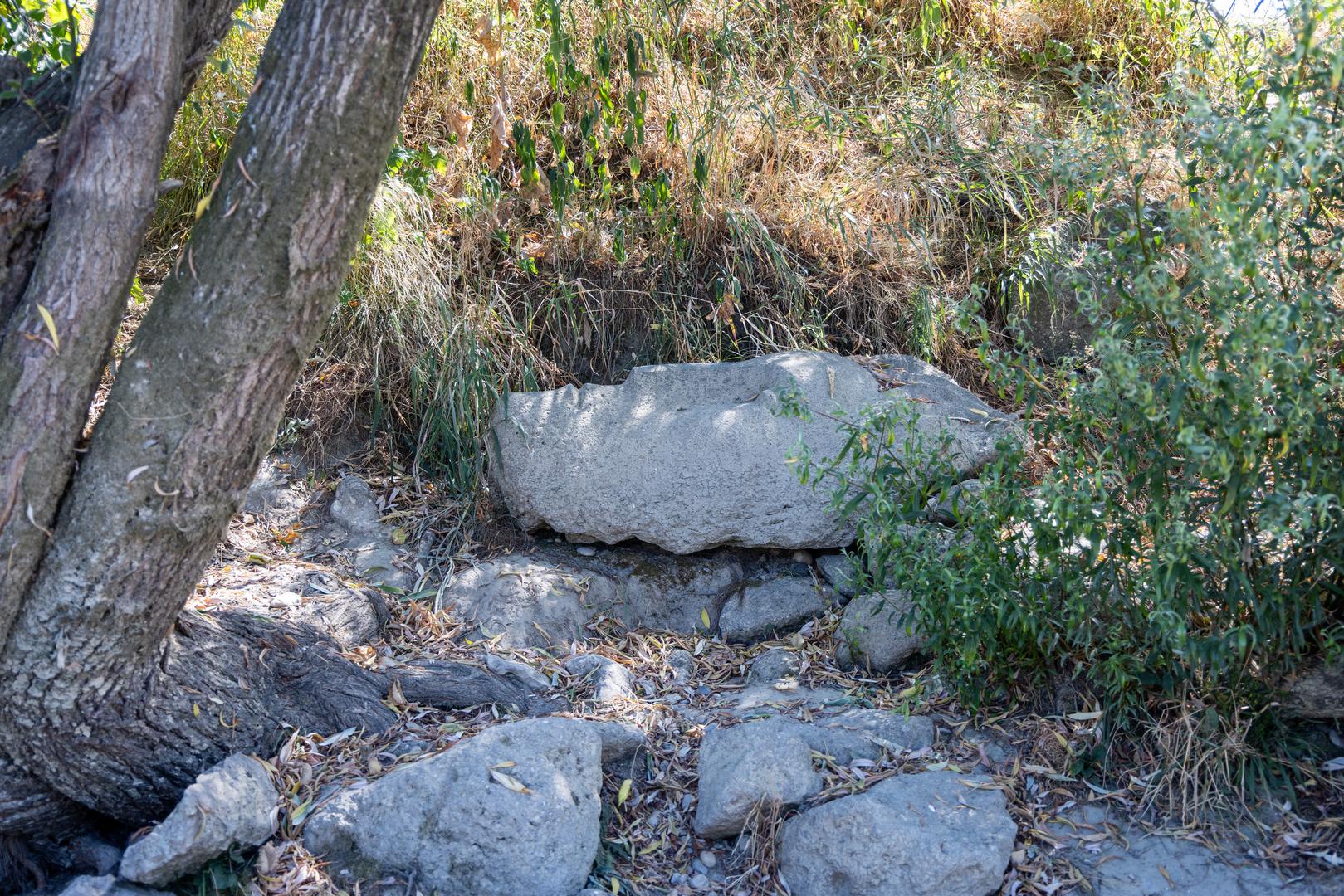 Umjesto da ga odnese u atelje i posao završi strojevima, kipar je skulpturu izrađivao na licu mjesta, samo čekićem i dlijetom. Posao je trajao čak tri godine, uglavnom tijekom ljetnih mjeseci, a Zdarilek je do kamena napravio i male stepenice kako bi mu mogao lakše prilaziti.