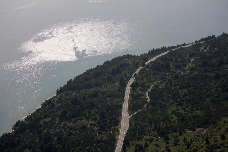 Drašnice: Pogled s Biokova na Jadransku magistralu izme?u Podgore i Drašnica