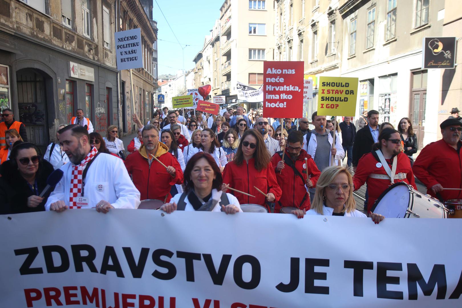 18.03.2023., Zagreb - Pod sloganom "SOS za zdravstvo", pet krovnih lijecnickih udruga organiziralo je veliki prosvjed na Trgu sv. Marka kojim su iskazali nezadovoljstvo svojim statusom, placama, ali i cjelokupnim stanjem u zdravstvenom sustavu.  Photo: Lovro Domitrovic/PIXSELL