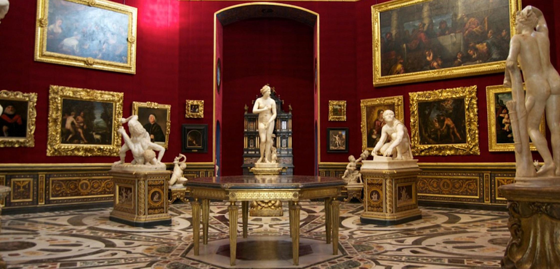 Galerija Uffizi u Firenci, smještena u renesansnoj palači iz 16. stoljeća, dom je najvažnije kolekcije talijanske renesansne umjetnosti na svijetu. Kroz više od 50 dvorana izloženo je preko 2000 umjetnina, a virtualni obilazak omogućuje vam detaljno razgledavanje Botticellijevih remek-djela poput "Rođenja Venere", "Primavere" i "Madone s narom". Posebno je vrijedna kolekcija rane renesanse s djelima Giotta, Fra Angelica i Piera della Francesce. Muzej posjeduje i značajnu zbirku autoportreta umjetnika od 16. stoljeća do danas te bogatu kolekciju flamanskog slikarstva, a posebno se ističu djela Leonarda da Vincija, uključujući "Navještenje" i nedovršeno "Poklonstvo mudraca".