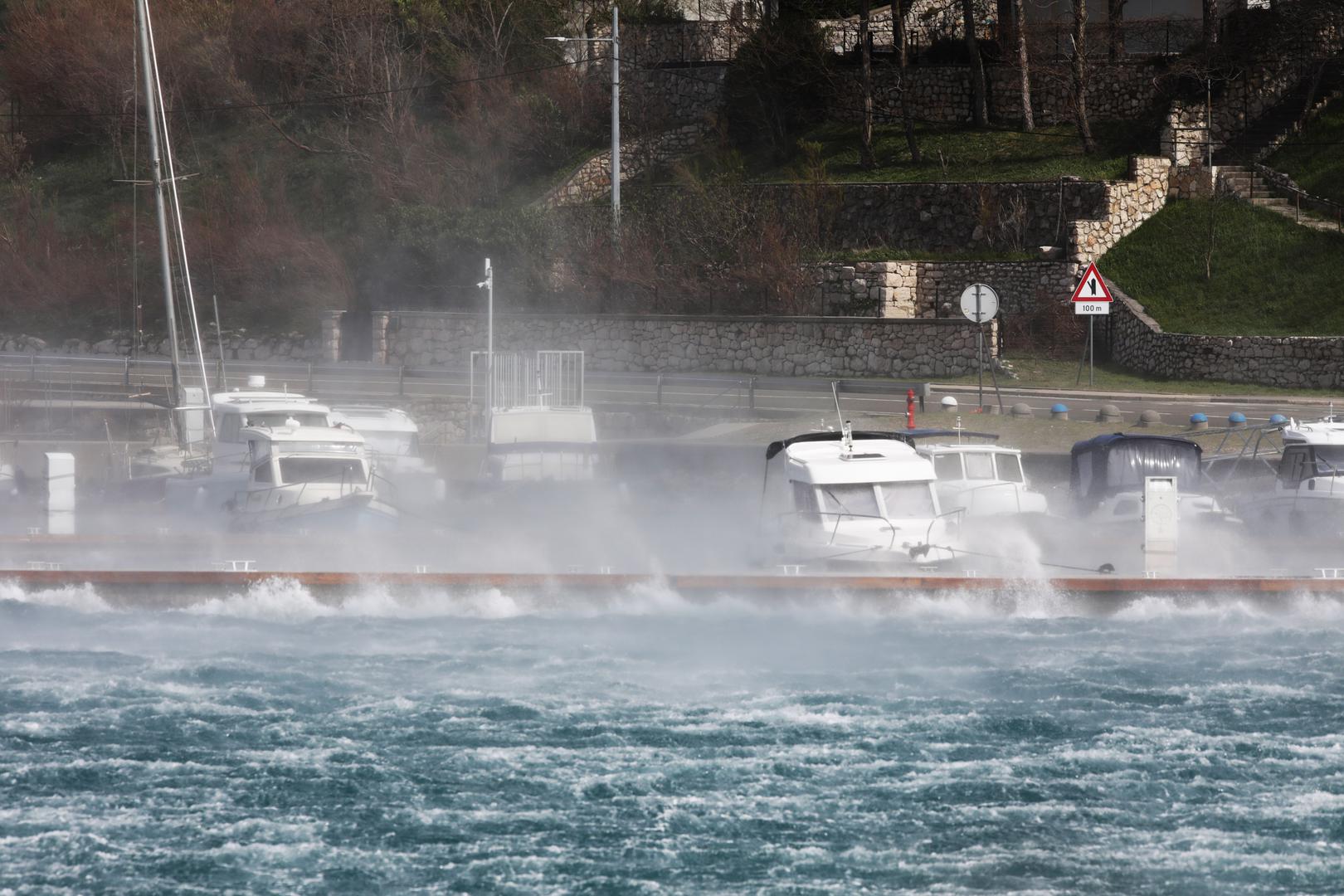 Prema Istramet, udari u Velebitskom kanalu mogu doseći i do 175 km/h, dok se u ostatku priobalja očekuju između 120 i 160 km/h