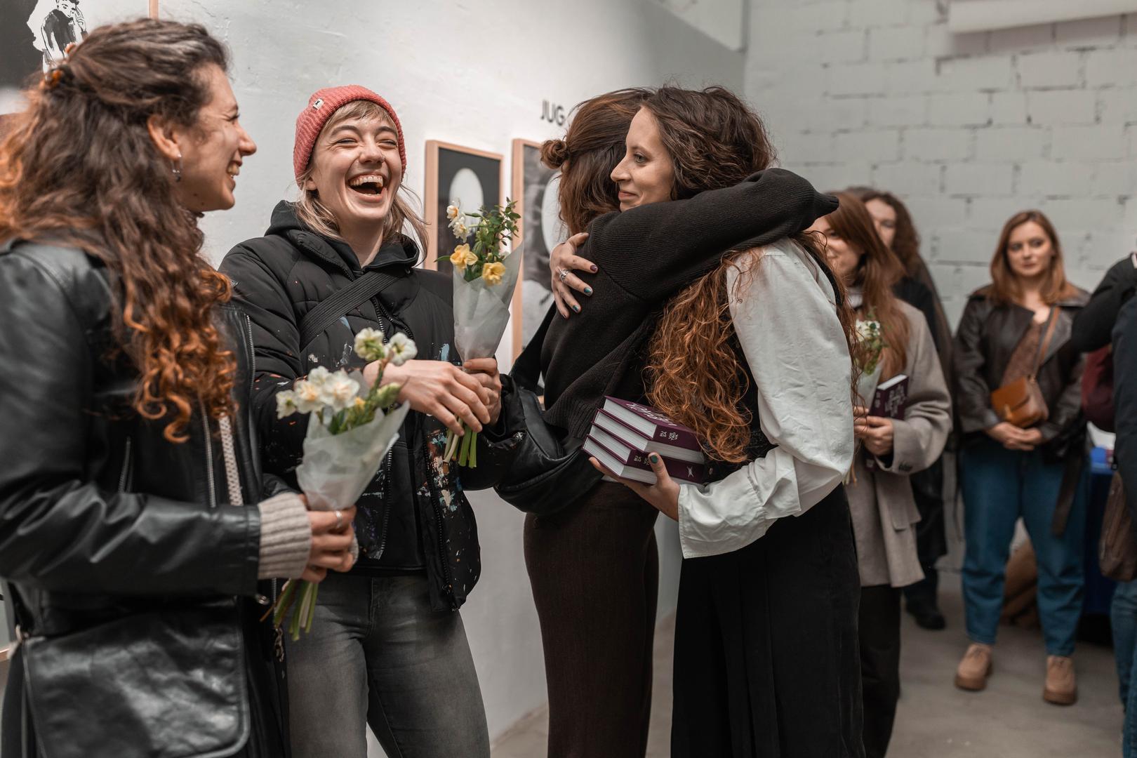 Kao i prethodno izdanje Artikularija, "Ruža vjetrova" nastala je kroz suradnju – prijevod, uredništvo, dizajn i ilustracije oblikovani su kao zajednički proces, u kojem se književnost i vizualna umjetnost ravnopravno isprepliću. Ovaj projekt ne donosi samo knjigu, nego i model rada koji je sporiji, pažljiviji i kolektivniji