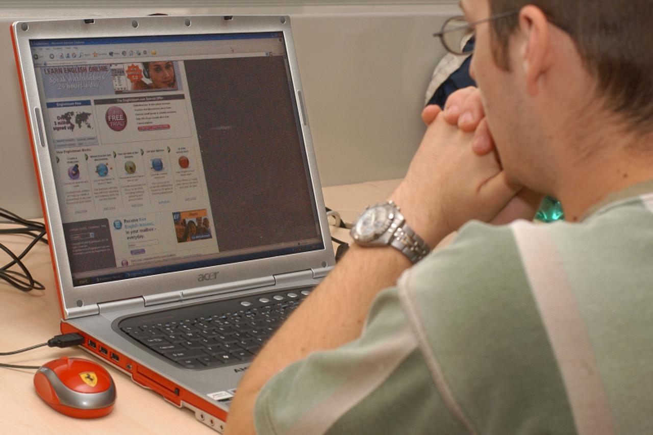 \'poslovni...zagreb...28.05.2004. ucenje engleskog na internetu foto: goran stanzl\'