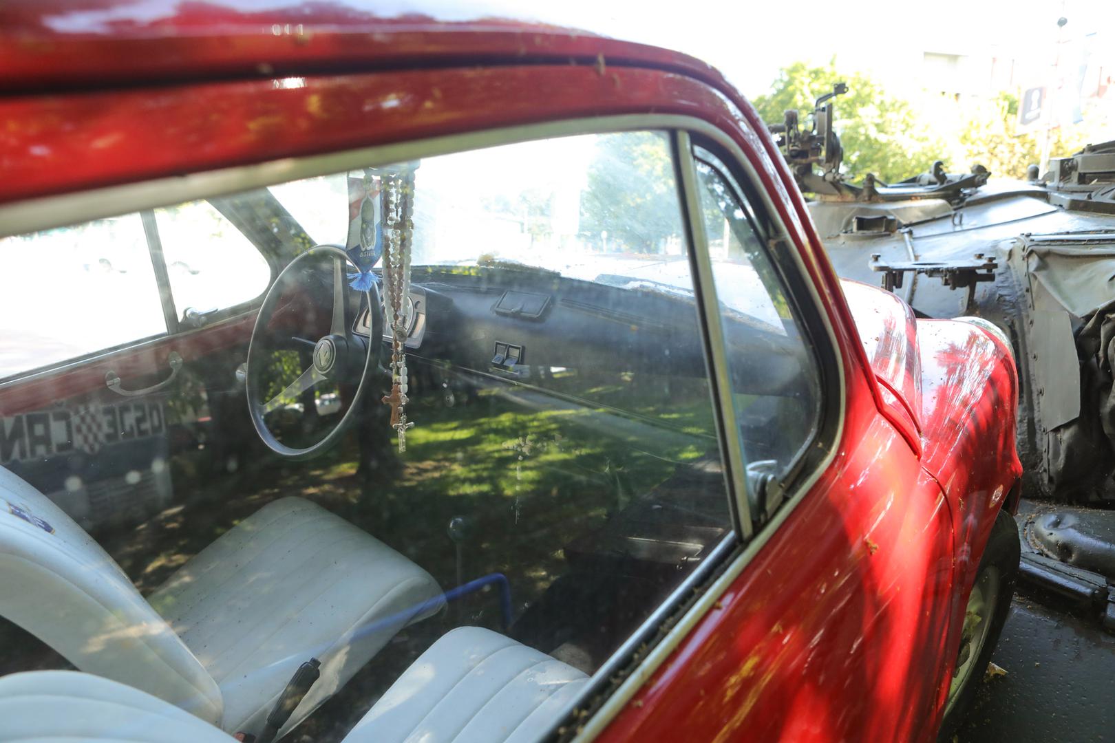 Ročniku u tenku zapovjednik je u leđa uperio pištolj prisiljavajući ga da bez oklijevanja gazi sve pred sobom. I Breškić i Ilić kasnije su postali hrvatski branitelji, pripadnici 3. gardijske brigade, a obojica su umrla nakon rata